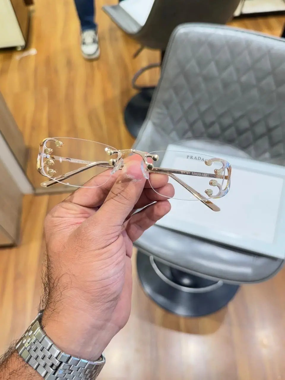 Prada_161_gold_plano