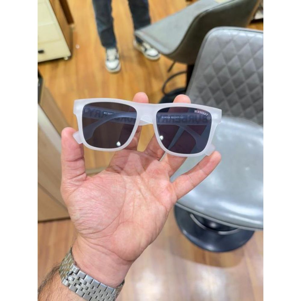 Burberr 4358 white black