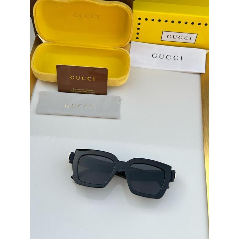 Guchi_black_red_side