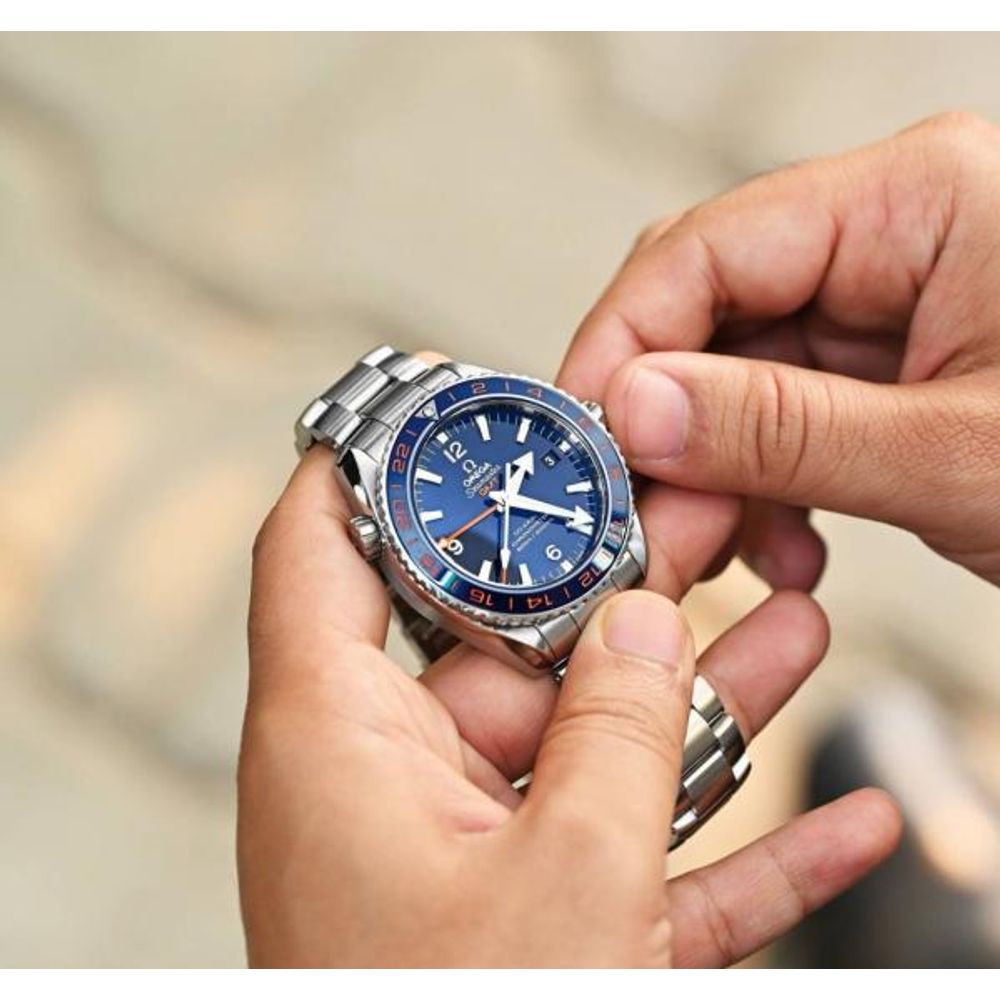 Omegg_a Seamaster Planet Ocean 600M silver blue and red