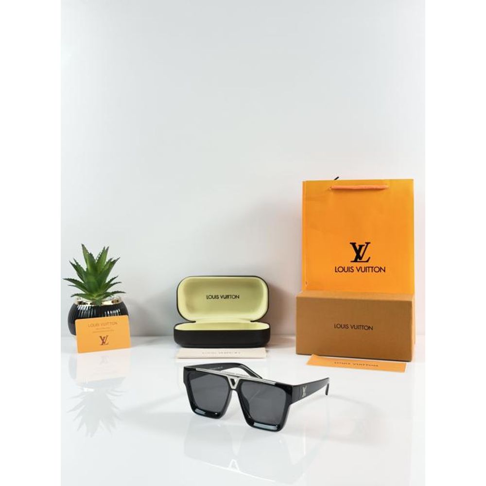 Loius Vutton 1502 Silver Black
