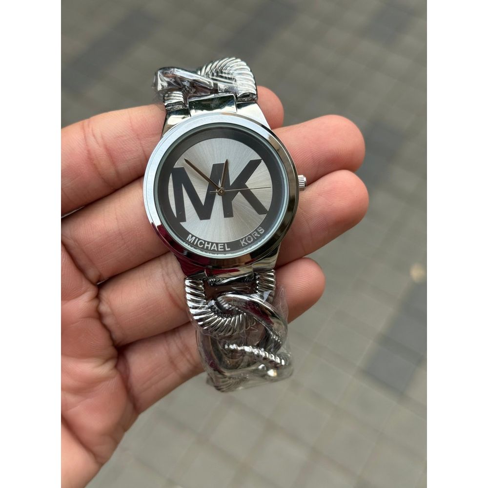Michael Kor s Women s Silver White