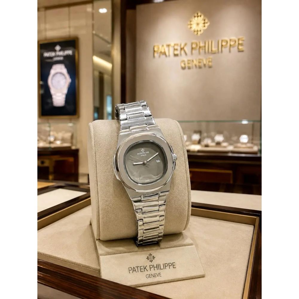 PATEK PHILIPPE  Nautilus