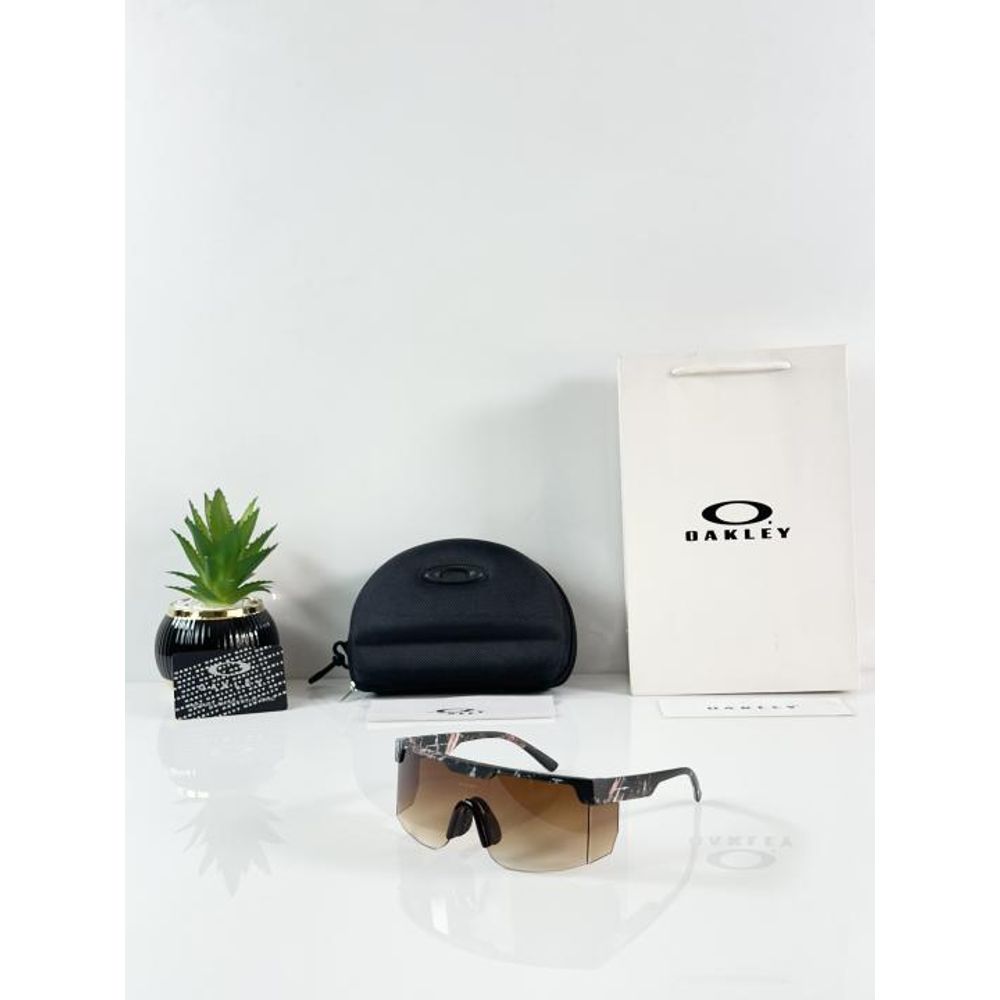 Oakly 9957 Brown