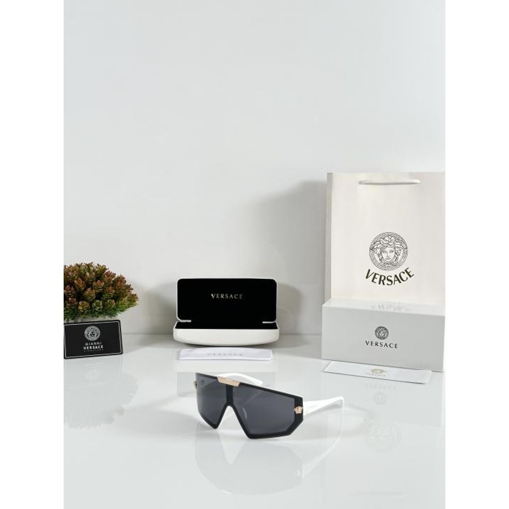 Versac 134 White Black