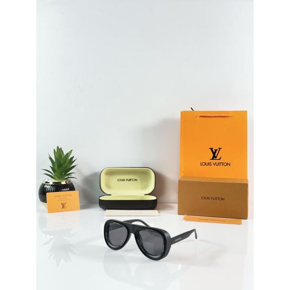 LV 7781 Black