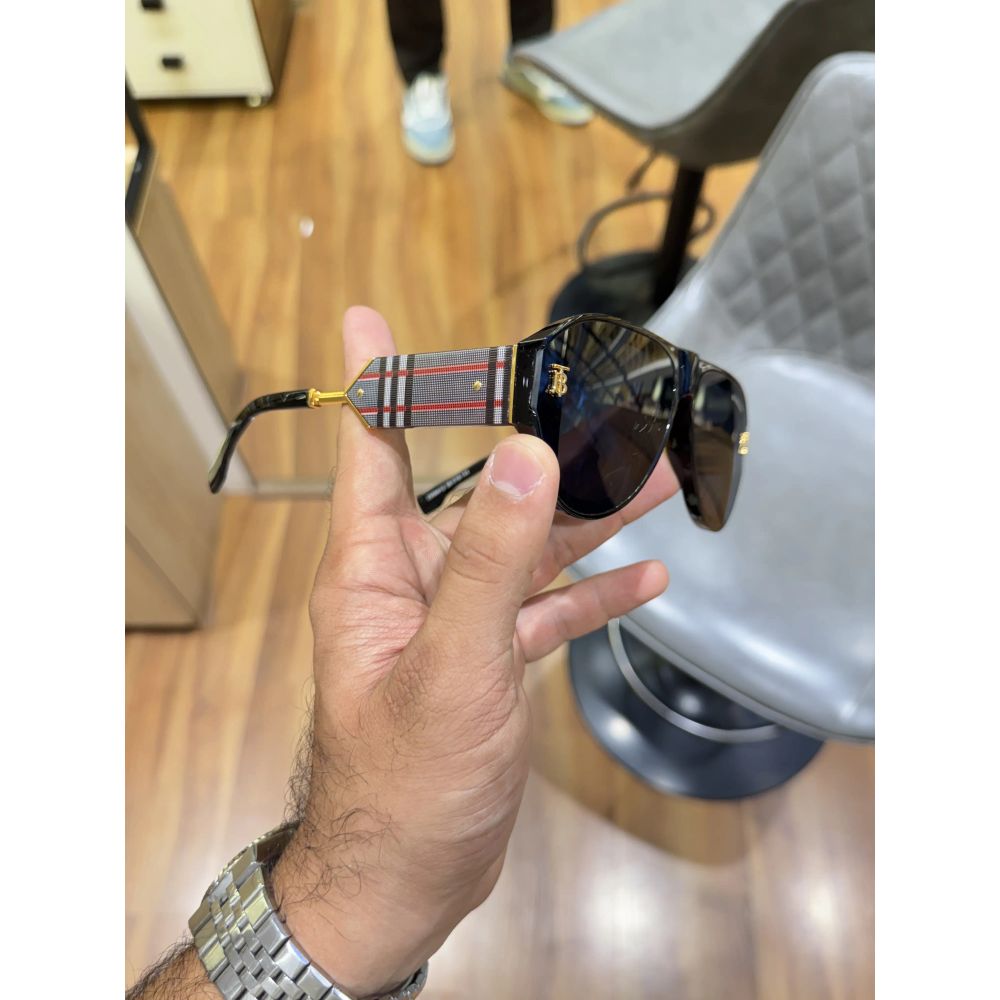 Burberry_98412_black_gold