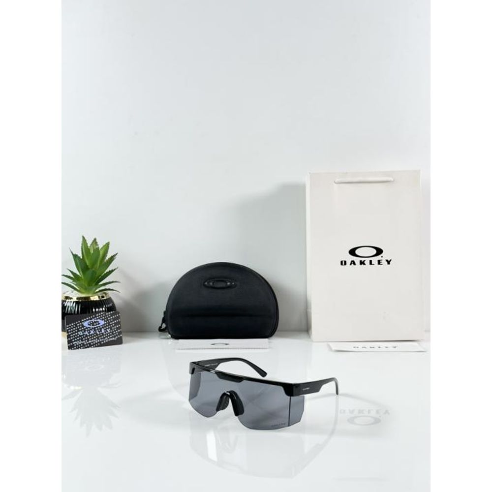 Oakly_9957_Black