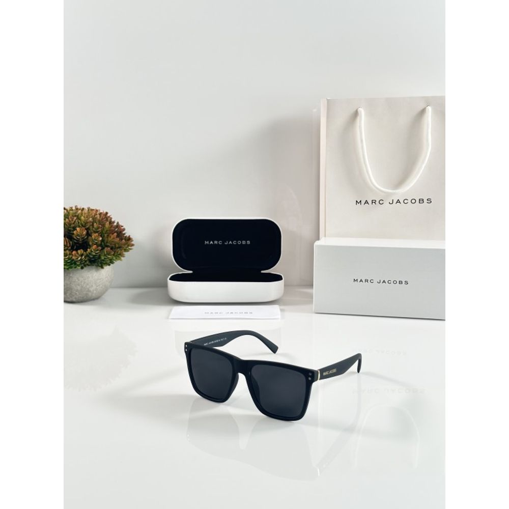 Marc Jacobs 6000 Black