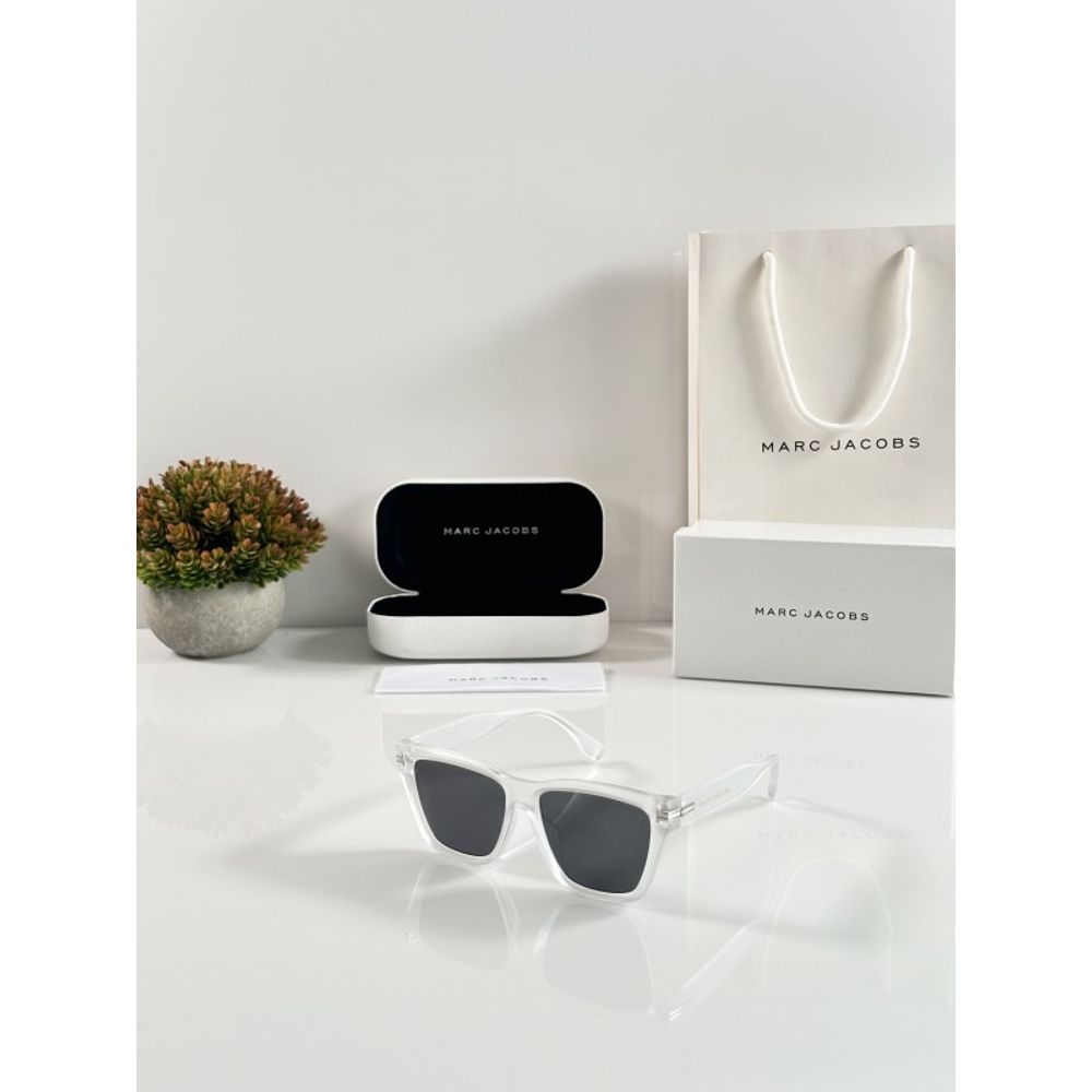 Marc Jacobs 1002 Ice Black