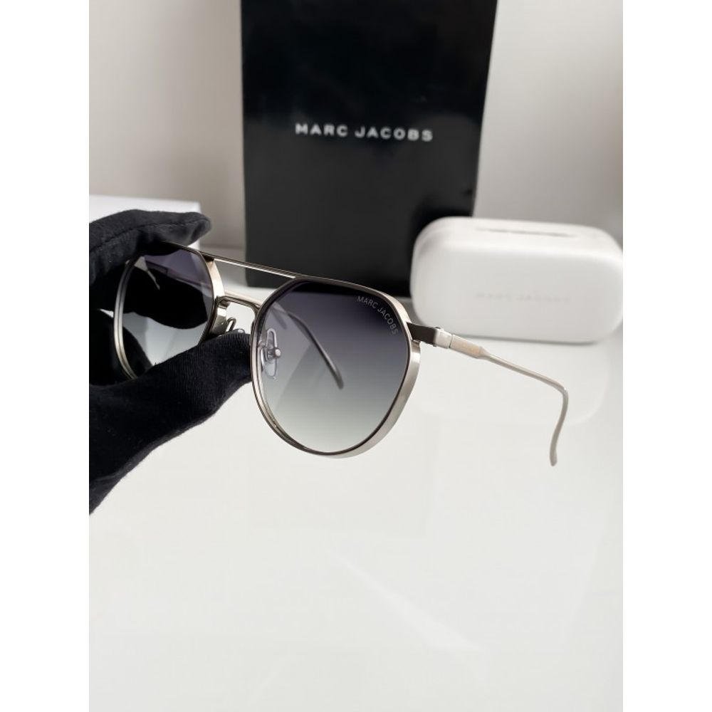 Marc Jacobs Green shade 5052
