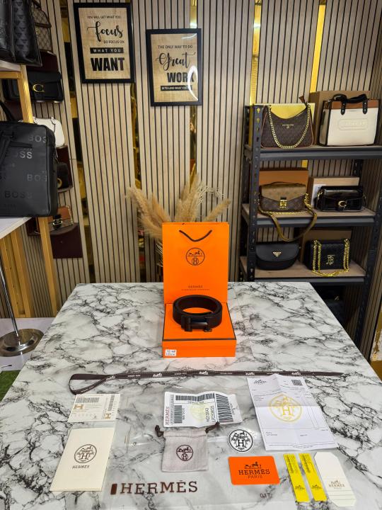Herme_s black leather belt with black h buckle full set includes (12-4)