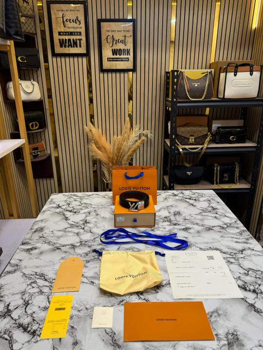 Loui_s_Vuitton Black Leather Belt With LV Initiales Buckle  Includes Box and Carry Bag (24-1)