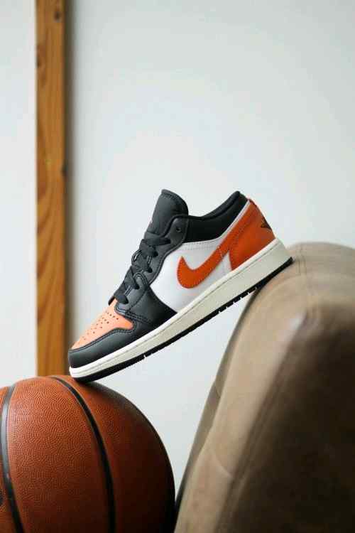 NIKEE AIR JORDAN LOW ALTERNATE SHATTERED BACKBOARD
