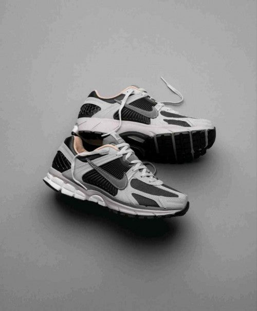 nikee zoom vomero 5 dark smoke grey vachetta