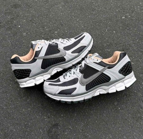 nikee zoom vomero 5 dark smoke grey vachetta
