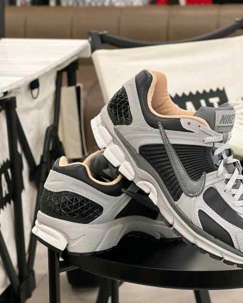 nikee zoom vomero 5 dark smoke grey vachetta