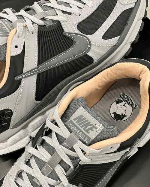 nikee zoom vomero 5 dark smoke grey vachetta