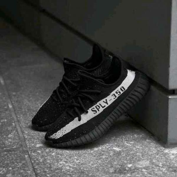 Yeezy 350 V2 Oreo black white with all accessories 595