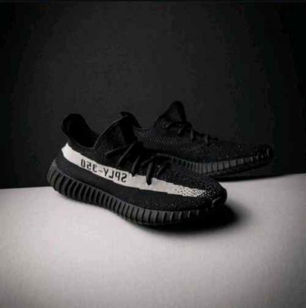 Yeezy 350 V2 Oreo black white with all accessories 595