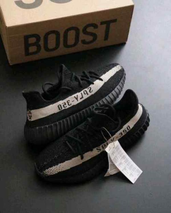 Yeezy 350 V2 Oreo black white with all accessories 595