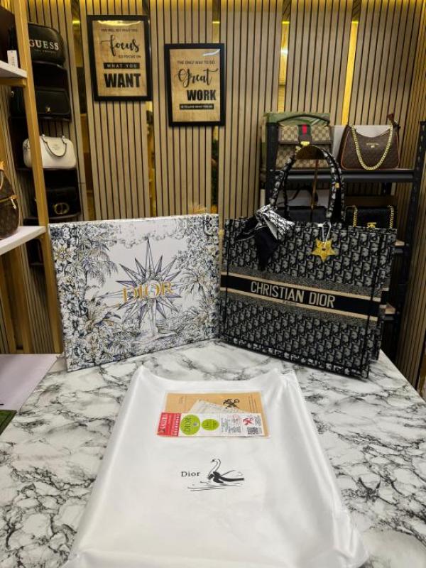 Christian_Dior_Book_Tote_With_Scarf_And_Logo_Pendent_Including_Box_Dustbag_(Black)