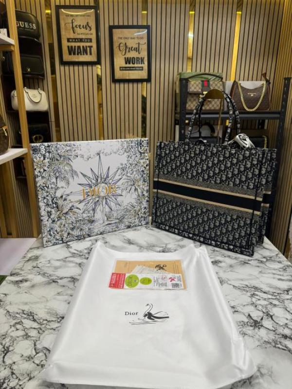 Christian_Dior_Book_Tote_With_Scarf_And_Logo_Pendent_Including_Box_Dustbag_(Black)