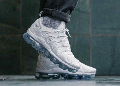 Nikee Vapormax Plus triple White