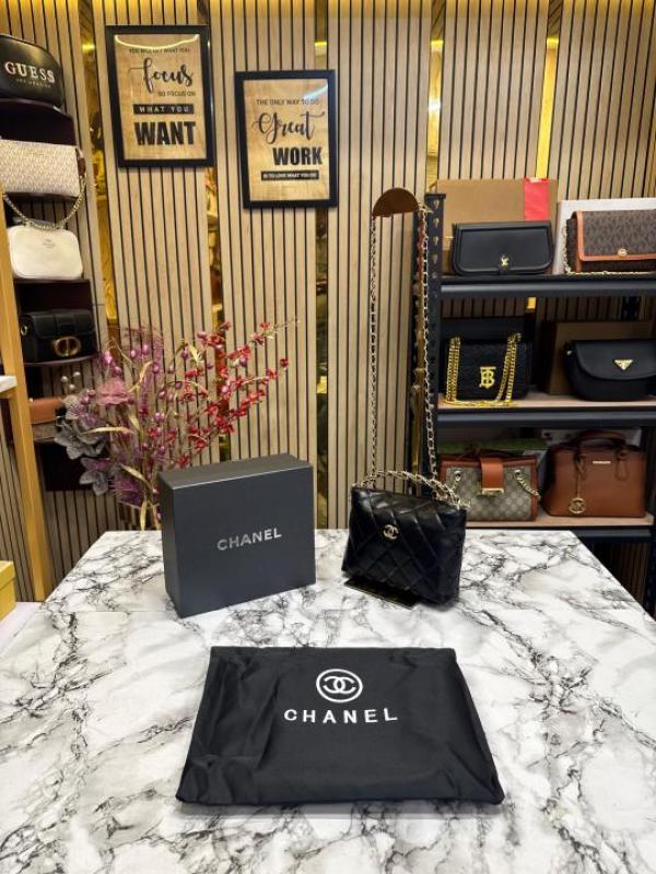 Chanel_Cavior_Quilted_Crossbody_Bag_Gold_Chain_With_Box_And_Dust_Bag_(Black)