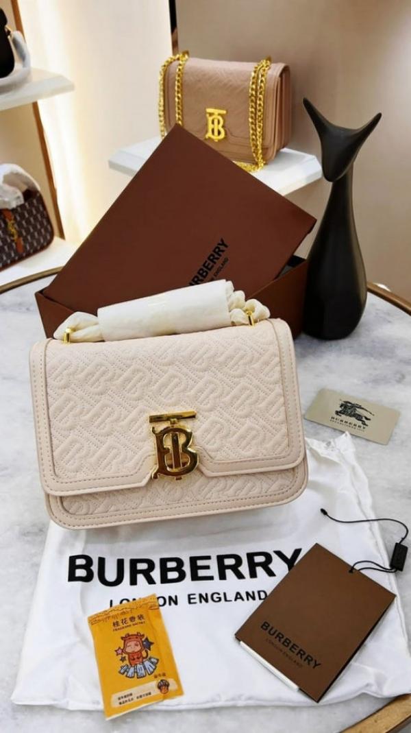 Burberry_TB_Monogram_Quilted_Shoulder_Bag_With_DAMAGE-BOX_(White)_(V-505)