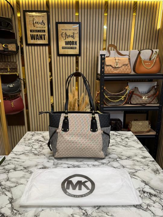 Michael_Kors Voyager Premium Quality Tote Bag With Dust Bag (Black)