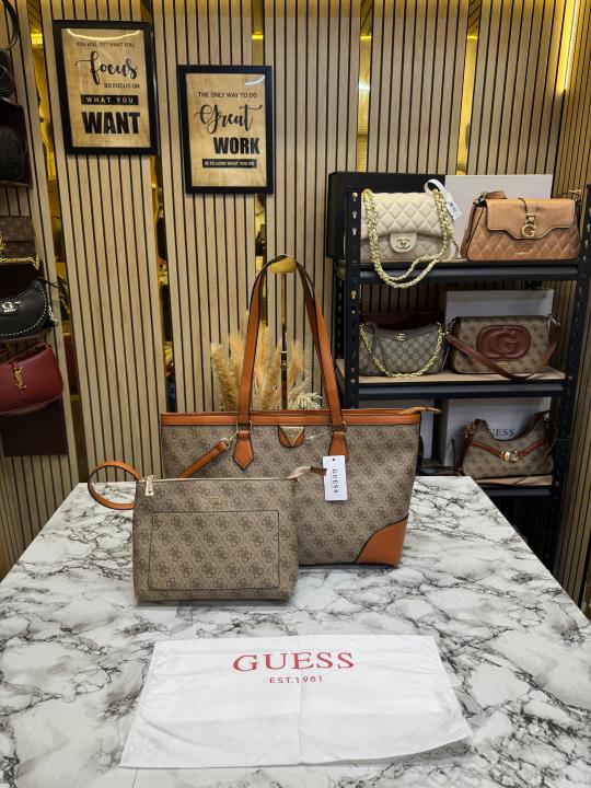 Guess Signature Shopper Tote Set With Matching Wristlet Pouch (Brown)