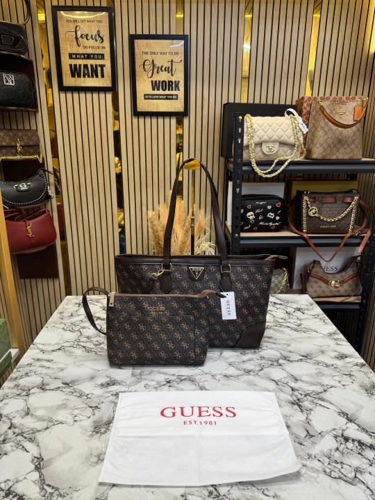 Guess Signature Shopper Tote Set With Matching Wristlet Pouch (Coffee)