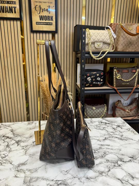 Guess Signature Shopper Tote Set With Matching Wristlet Pouch (Coffee)