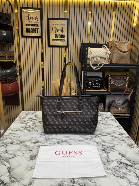 Guess Signature Shopper Tote Set With Matching Wristlet Pouch (Coffee)