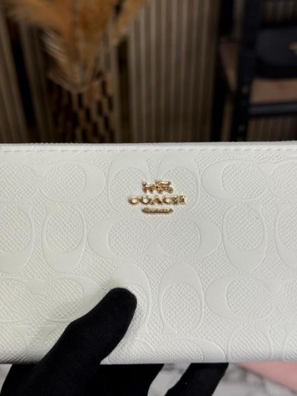 COAC_H EMBOSSED ZIP WALLET WITH GOLD HARDWARE INCLUDES BOX AND DUST BAG (CD002-WHITE)