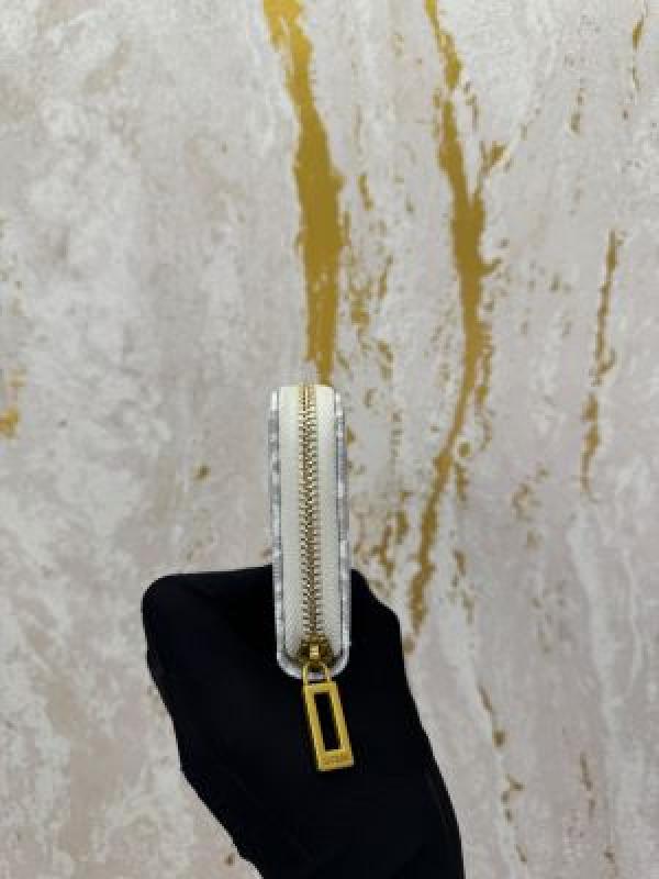 GUESS TEXTURED ZIPPY WALLET WITH OG BOX AND DUST BAG GXD005 WHITE