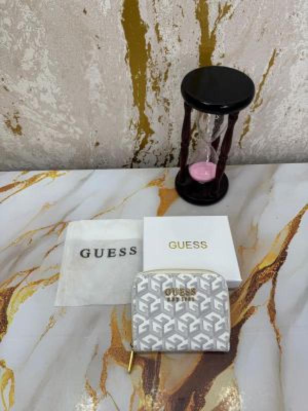 GUESS TEXTURED ZIPPY WALLET WITH OG BOX AND DUST BAG GXD005 WHITE
