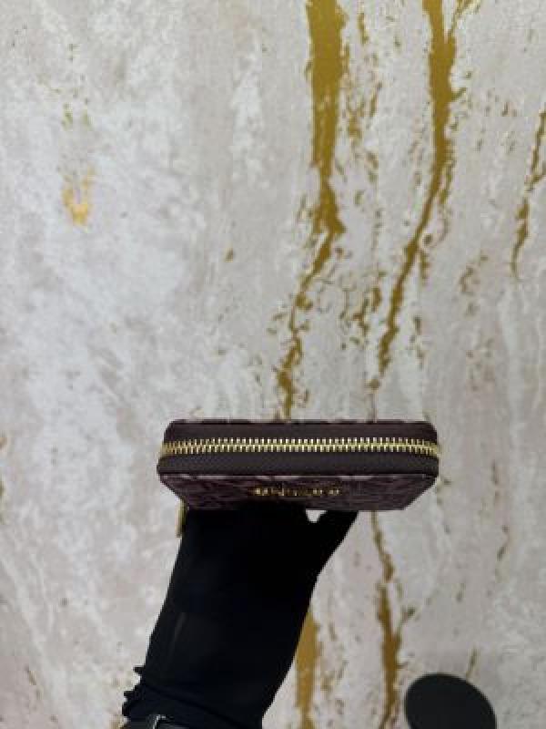 GUESS TEXTURED ZIPPY WALLET WITH OG BOX AND DUST BAG GXD005 COFFEE
