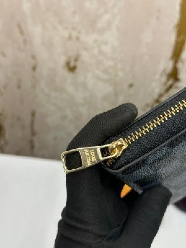 Loui_s vuitton premium wallet with box 88001 (black checks)