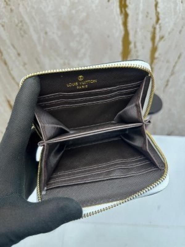 Loui_s vuitton premium wallet with box 88001 (white checks)