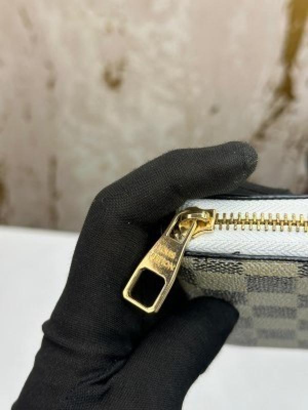 Loui_s vuitton premium wallet with box 88001 (white checks)
