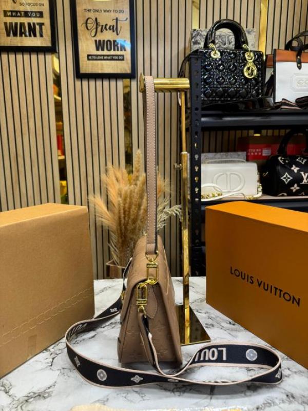 Loui_s vuitton marellini shoulder bag with double og box and dust bag (apricot)