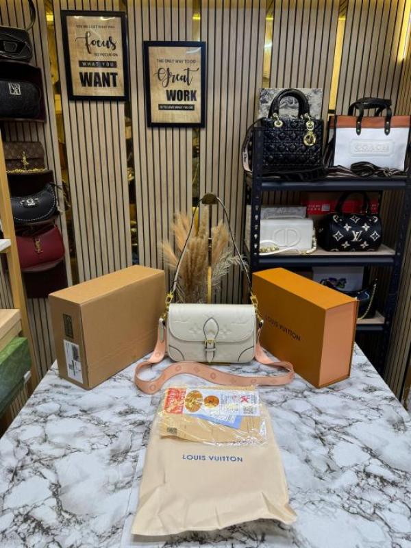 Loui_s vuitton marellini shoulder bag with double og box and dust bag (white)