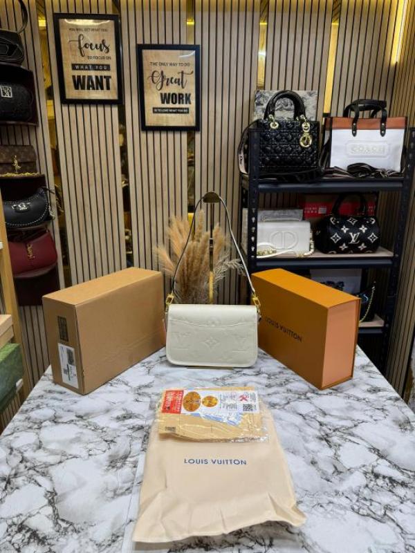 Loui_s vuitton marellini shoulder bag with double og box and dust bag (white)