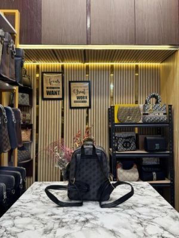 GUESS WOMENS BRAND LOGO BAGPACK WITH DUST BAG AND POUCH (BLACK)