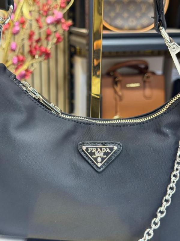 Prada_Re-edition_2005_Nylon_Premium_Quality_Shoulder_Bag_With_Box_And_Dust_Bag_(Black)