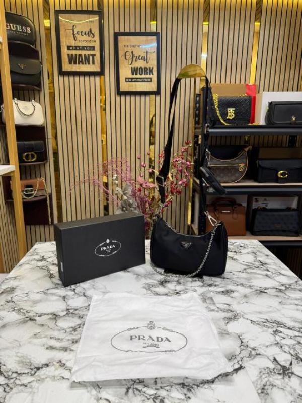 Prada_Re-edition_2005_Nylon_Premium_Quality_Shoulder_Bag_With_Box_And_Dust_Bag_(Black)