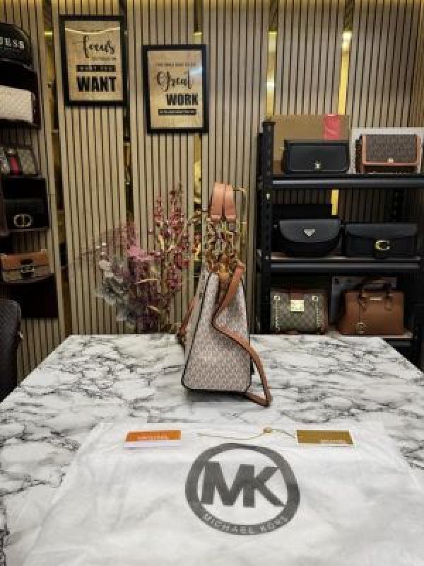 Michael_Kors Cynthia Signature Satchel Bag With Dust Bag (Biege)