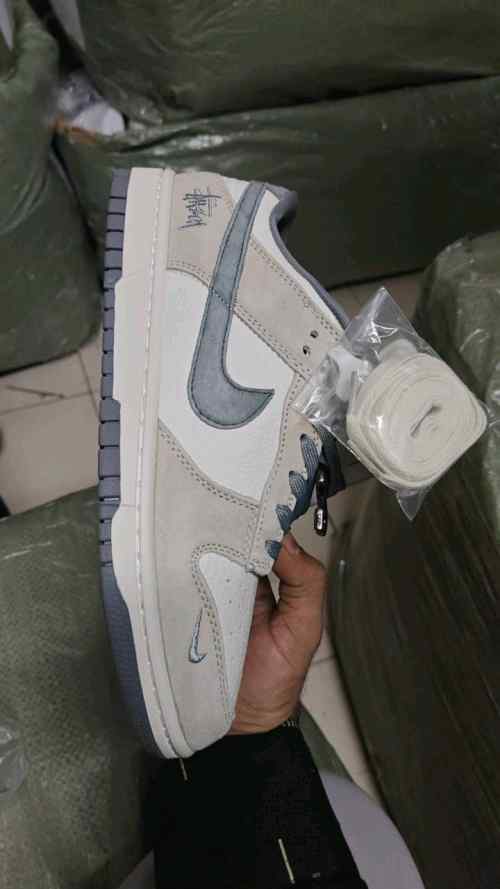 nikee sb dunk low x stussy rice white carbon